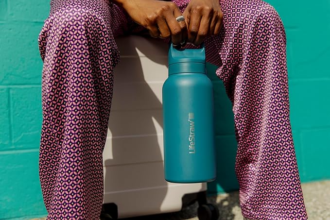 LifeStraw Go Series — Insulated Stainless Steel Water Filter Bottle for Travel and Everyday Use removes Bacteria, Parasites and Microplastics, Improves Taste, 1L, Polar White